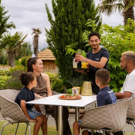 Camping Mobil Climatise - 4 Pers. - Api-1-52-2285 *
